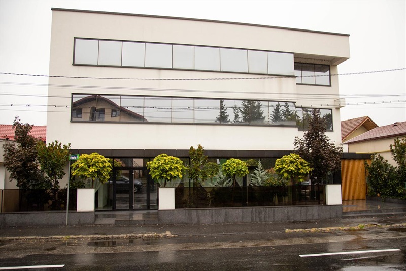 Cameră Novo Boutique – design luxos cu accente aurii și iluminat ambiental
